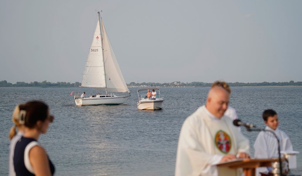 La diócesis de Brooklyn celebra una Misa en la playa en la Asunción de María.