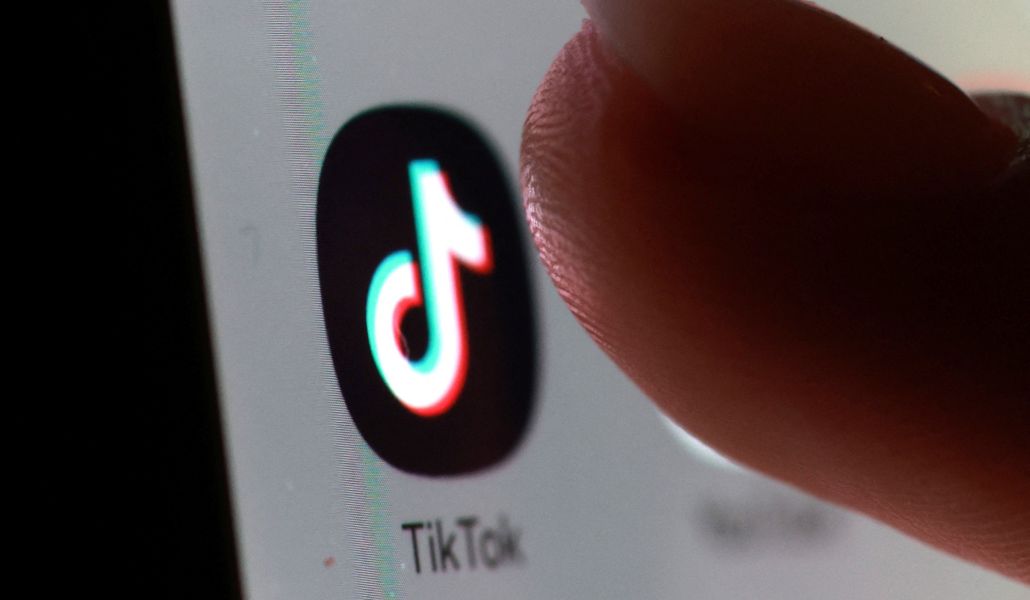 Una persona joven utiliza TikTok.