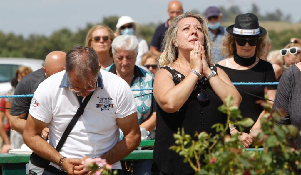 Maria Giuseppe Scarpulla mira al cielo en 2020 en su parcela en Trevignano.