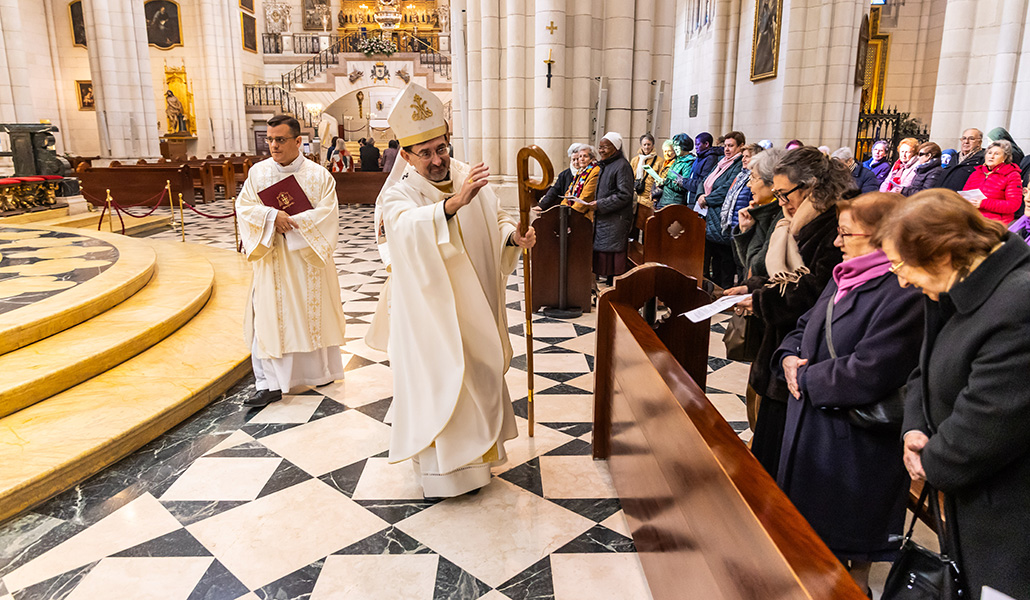 Cobo imparte la bendición durante el retiro de Adviento.