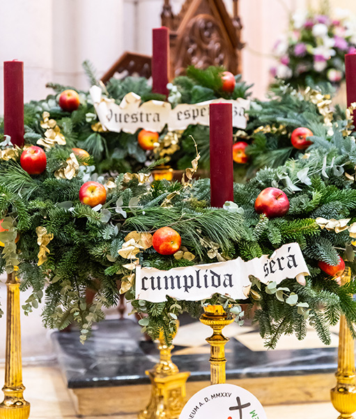 La corona de Adviento lista para ser encendida.