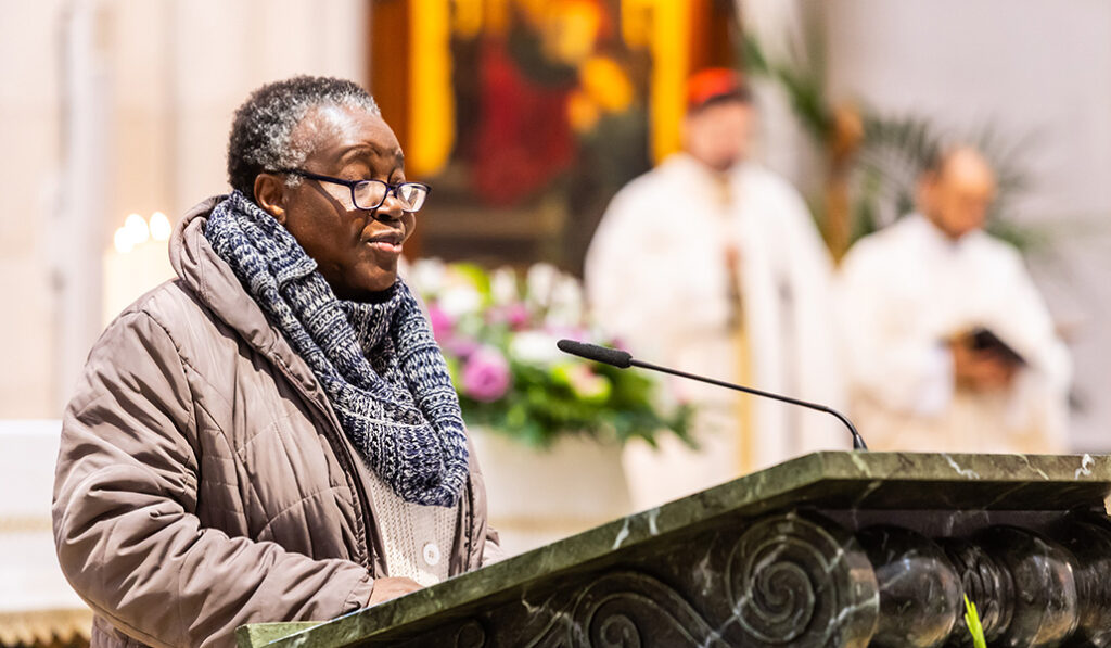 Una religiosa durante las lecturas de la Palabra.
