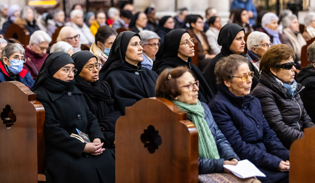 Cientos de miembros de la vida consagrada de Madrid acudieron a la celebración.