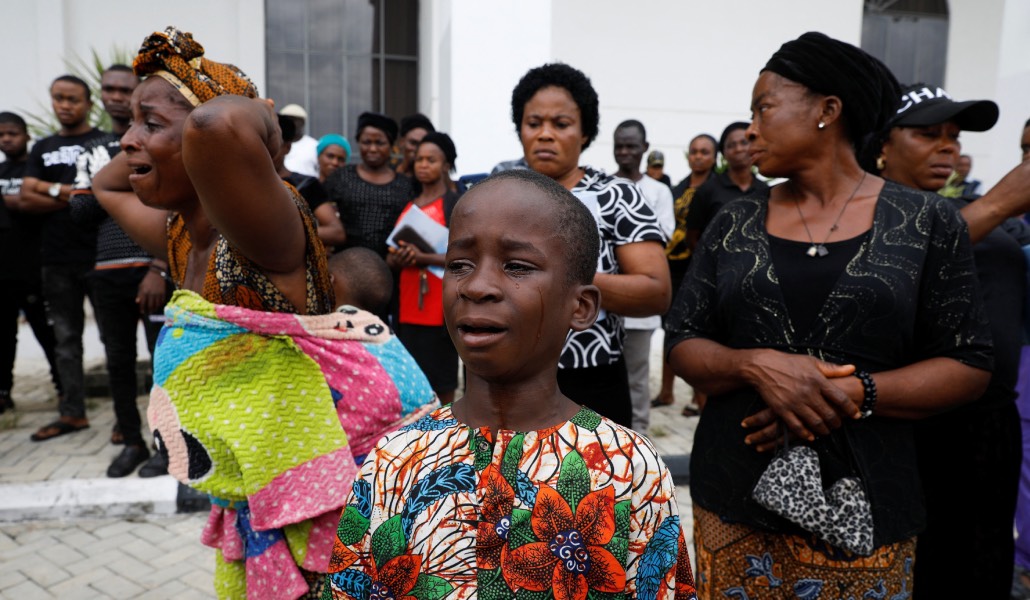 Funeral por las víctimas del atentado contra una parroquia en Owo (Nigeria) en junio de 2022. Foto: CNS / Reuters / Temilade Adelaja.