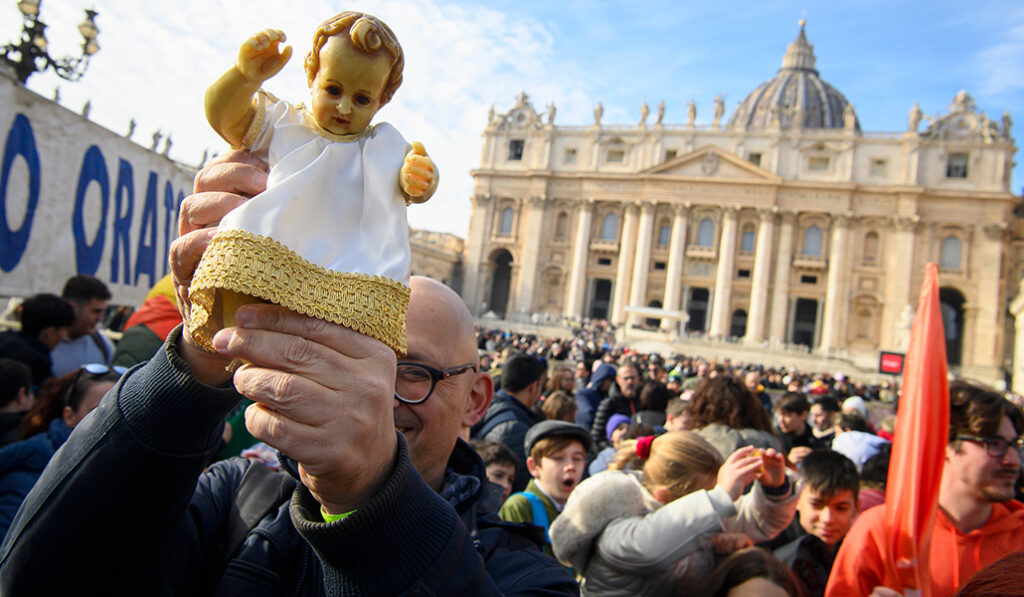 Un hombre sostiene una figura del Nacimiento del Niño Jesús para que sea bendecida por el Papa León XIV en la plaza de San Pedro del Vaticano el 21 de diciembre de 2025.