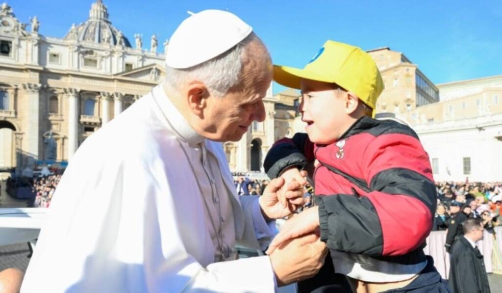 El Pontífice bendice a un niño con síndrome de Down en la plaza de San Pedro este sábado. Foto: Vatican Media.