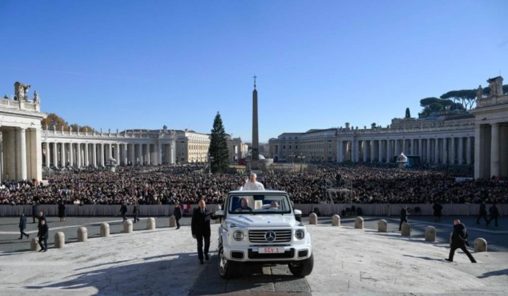 Vista general de la plaza de San Pedro, ya con el árbol de Navidad instalado. León XIV ha dicho que al nacer, Jesús nos involucra en el mundo.