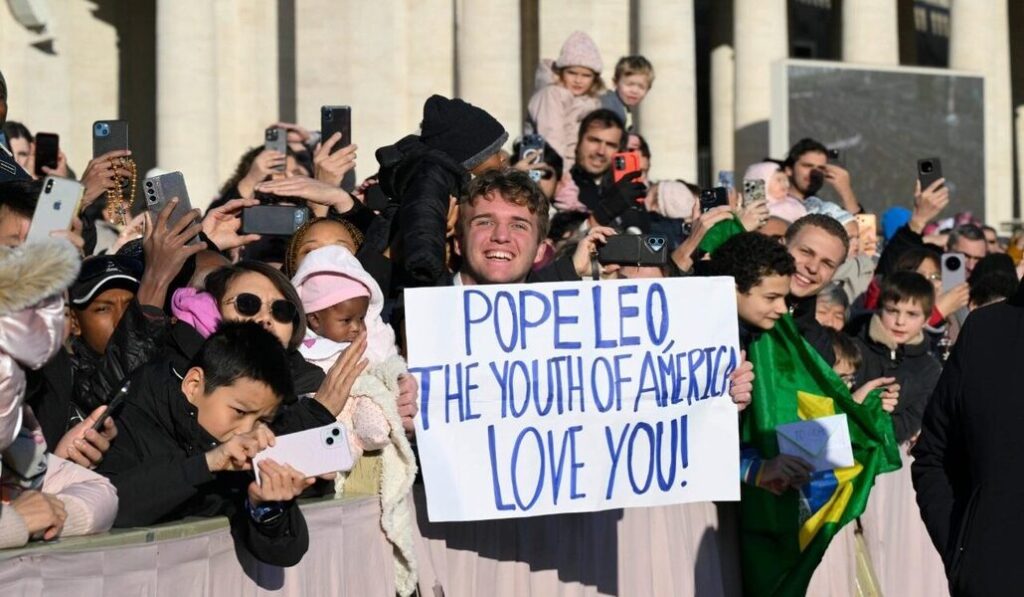 Jóvenes americanos saludan al Pontífice el último día del año.