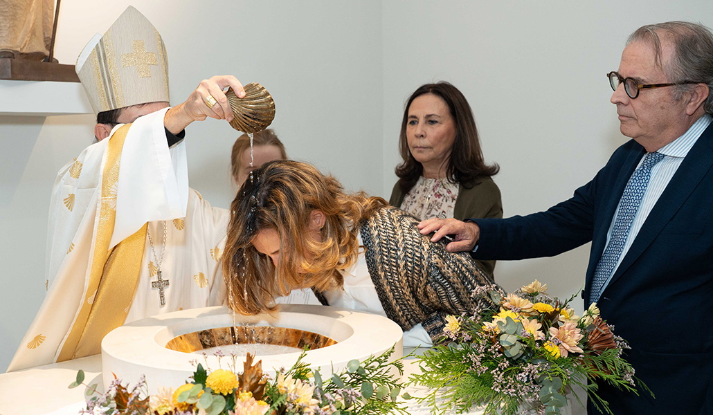 El cardenal Cobo bautiza a una mujer en Santa María de Majadahonda.