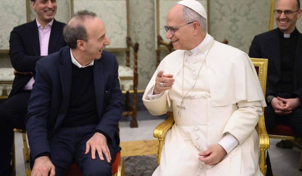 El Papa y Benigni hablaron de cine y de libros. Foto: Vatican Media.