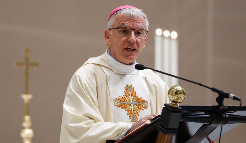Costelloe, aquí en una imagen de archivo durante el Sínodo, ha celebrado una Misa para pedir por las víctimas de Bondi Beach. Foto: CNS.