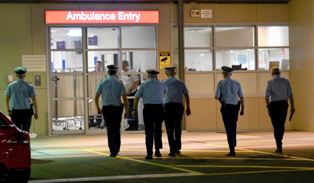 Agentes de la Policía ante el Hospital St. Vincent, de Sidney, tras el atentado en Bondi Beach. Foto: CNS / Reuters / Izhar Khan.