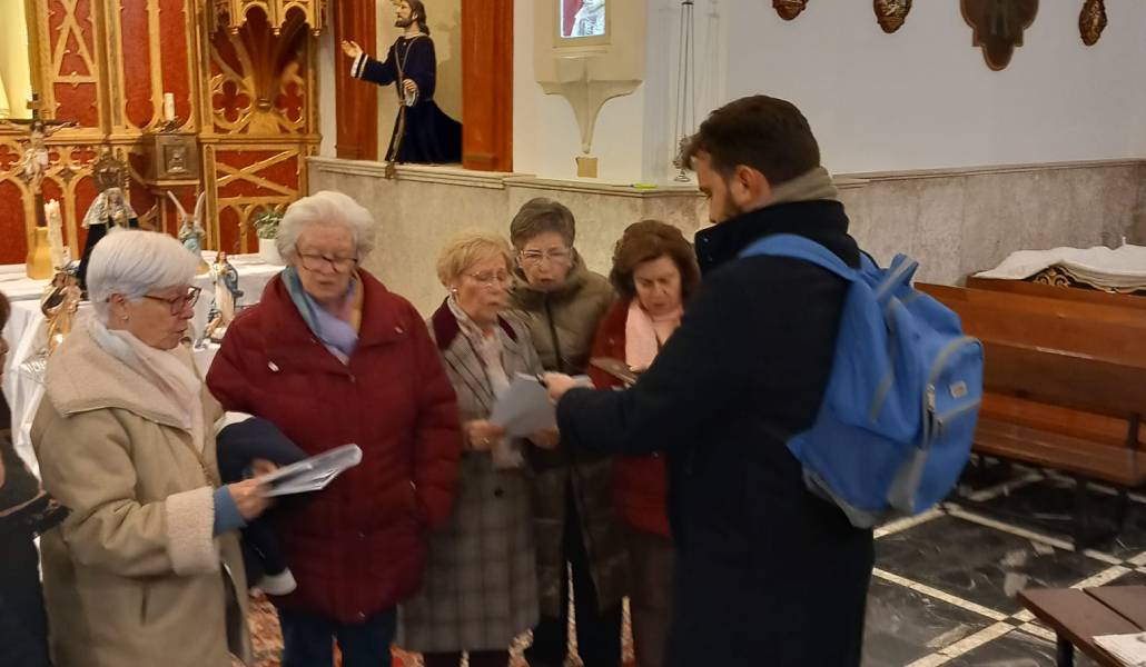 Pablo Delgado con los mayores de Calzada de Calatrava, en Ciudad Real. Foto: Cantus Crucis.