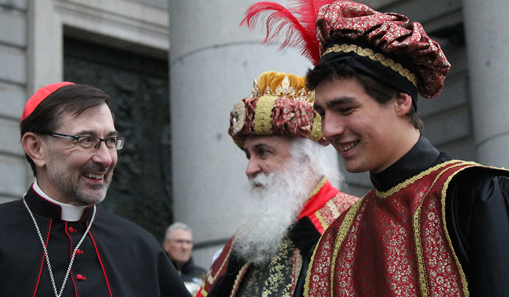 El cardenal Cobo con el rey Melchor y un paje frente a la catedral la pasada Navidad.