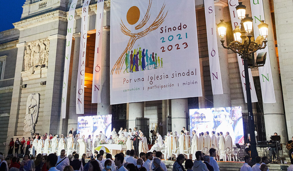 Clausura de la fase diocesana del Sínodo en la catedral de Madrid. Foto: Archimadrid / Ignacio Arregui.