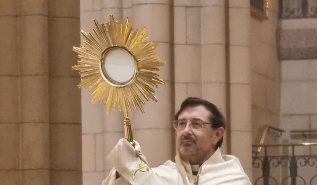 El cardenal Cobo imparte la bendición con el Santísimo tras la adoración.