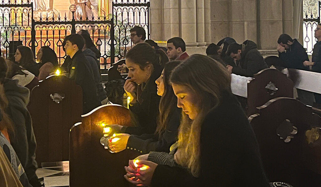 Jóvenes en oración con sus lámparas.