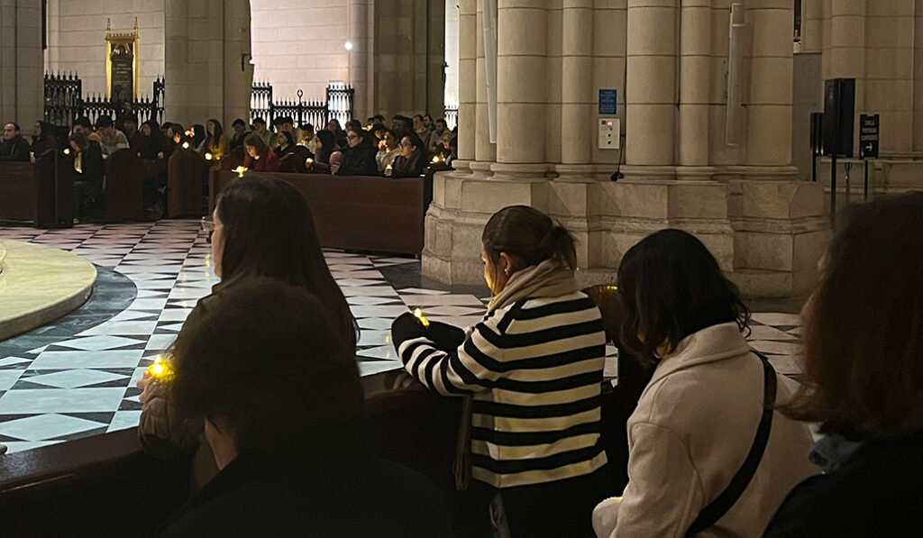 Jóvenes en oración.