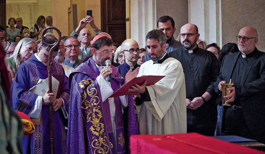 Cobo bendice la sepultura de Huidobro, siervo de Dios, en San Francisco de Borja.
