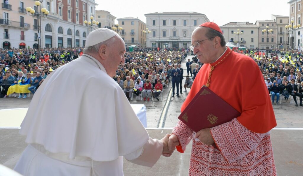 El Papa Francisco con Petrocchi durante su visita a L'Aquila en 2022. Foto: CNS.