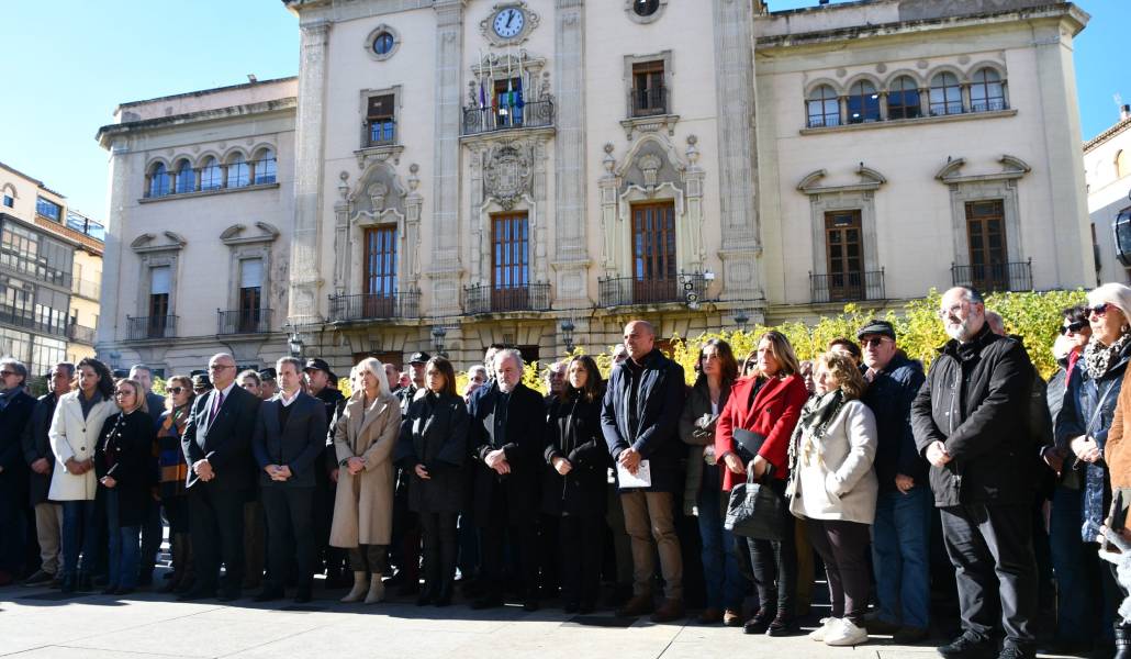 Concentración frente al Ayuntamiento con presencia de la Curia diocesana. Foto: Diócesis de Jaén.