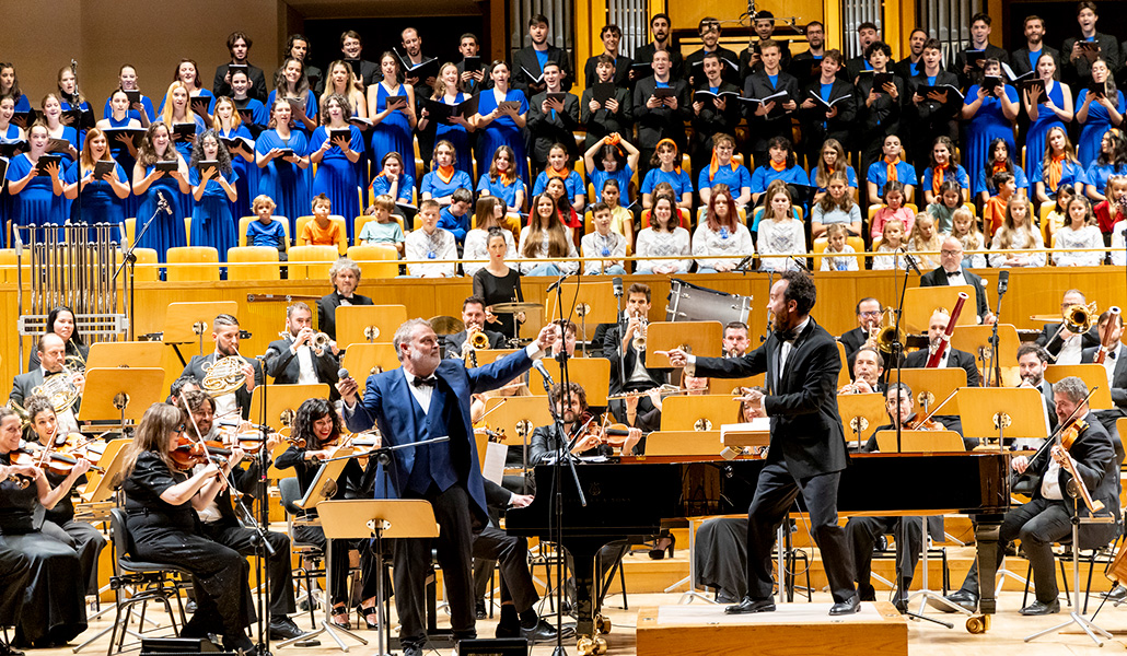 Simarro (derecha) bromea con Pablo Carbonell durante el concierto de 2023.