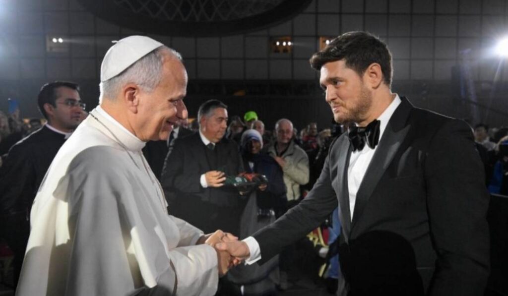 León XIV saluda a Bublé en el Concierto por los Pobres. Foto: Vatican Media.