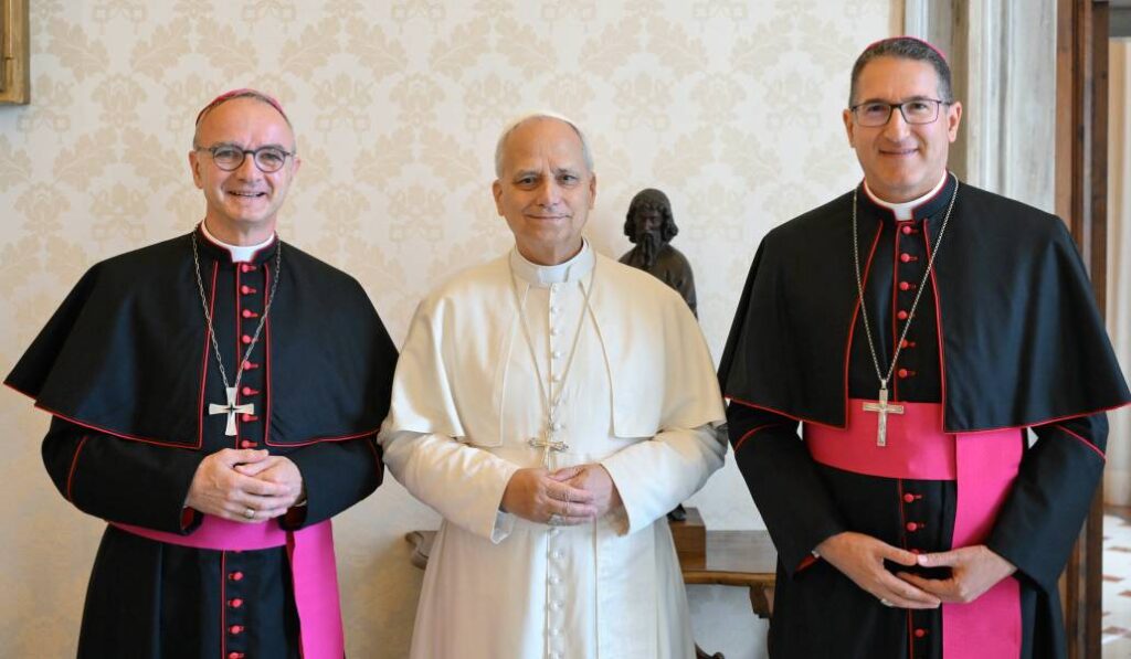Alí Herrera junto al Papa y el presidente de la Comisión, Thibault Verny. Foto: CNS.