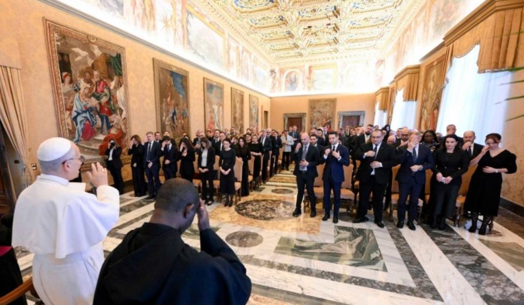 León XIV bendice a los conservadores europeos participantes en la audiencia. Foto: Vatican Media.