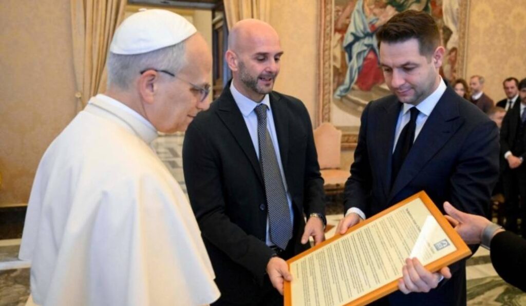 Los conservadores europeos le entregan un regalo al Santo Padre. Foto: Vatican Media.