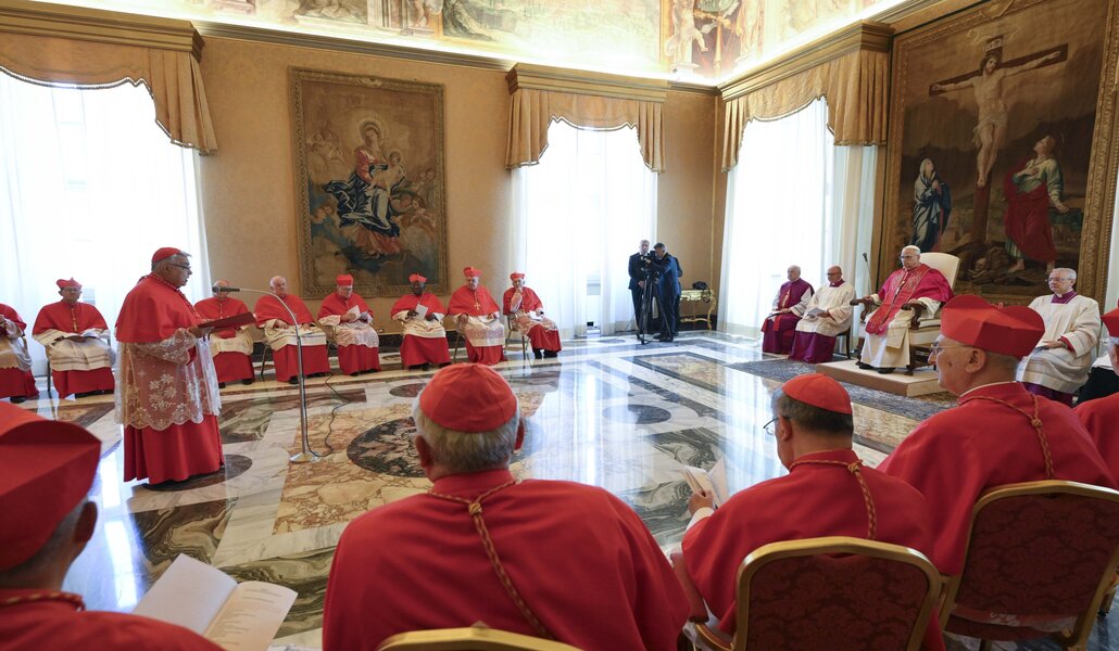 Momento del Consistorio ordinario público de cardenales para aprobar la canonización de ocho candidatos a la santidad y fijar una fecha en junio de 2025. Foto: CNS / Vatican Media.