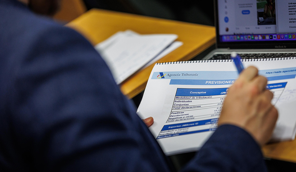 Foto de recurso de una persona rellenando la declaración de la renta