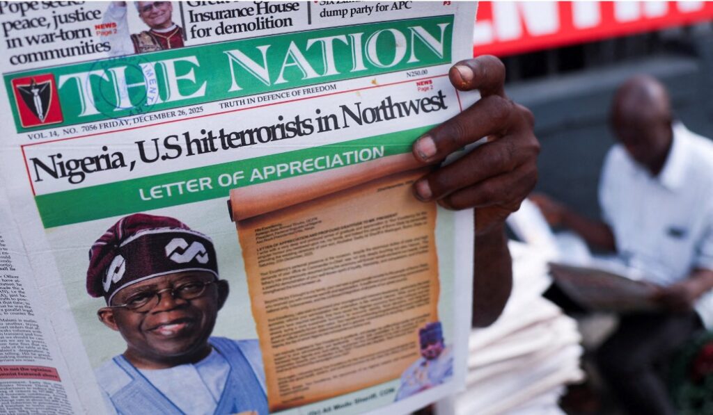 La noticia del ataque a terroristas en Nigeria en la prensa del país. Foto: Reuters / Sodiq Adelakun.