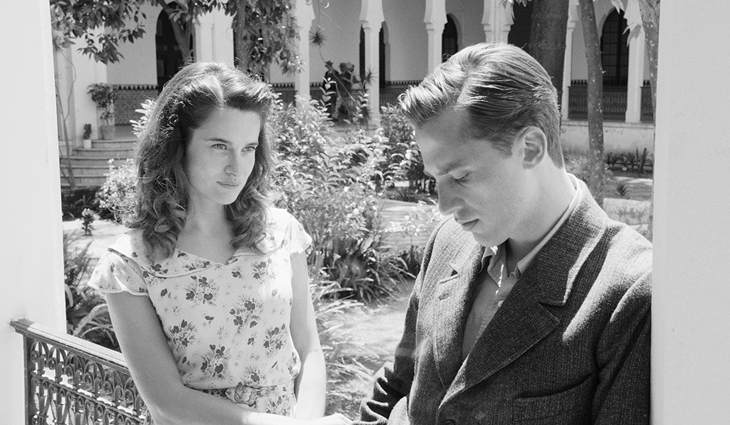 Rebecca Marder da vida a Marie, mientras que Benjamin Voisin interpreta a Meursault.