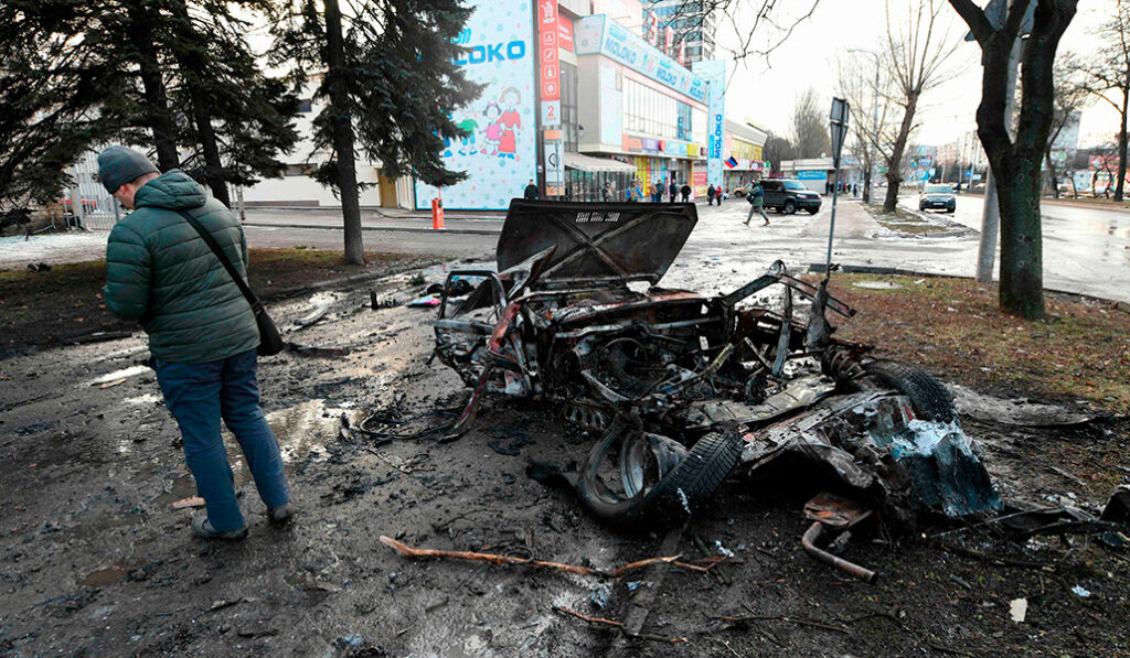 Coche destruido tras los bombardeos en Donetsk, Ucrania, el 29 de enero de 2024.