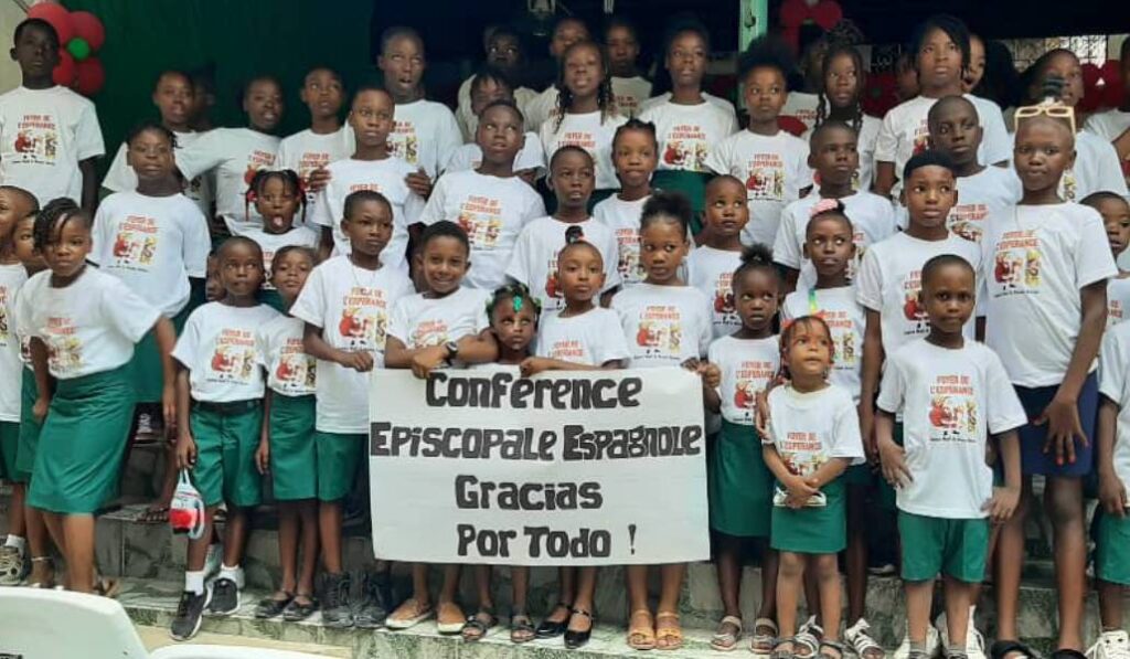Niñas de Haití muestran su agradecimiento a la CEE por la ayuda del FNE. Foto: Conferencia Episcopal Española.