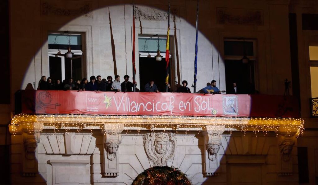 Los jóvenes cantando en el balcón de la Comunidad de Madrid. Foto: CAM.