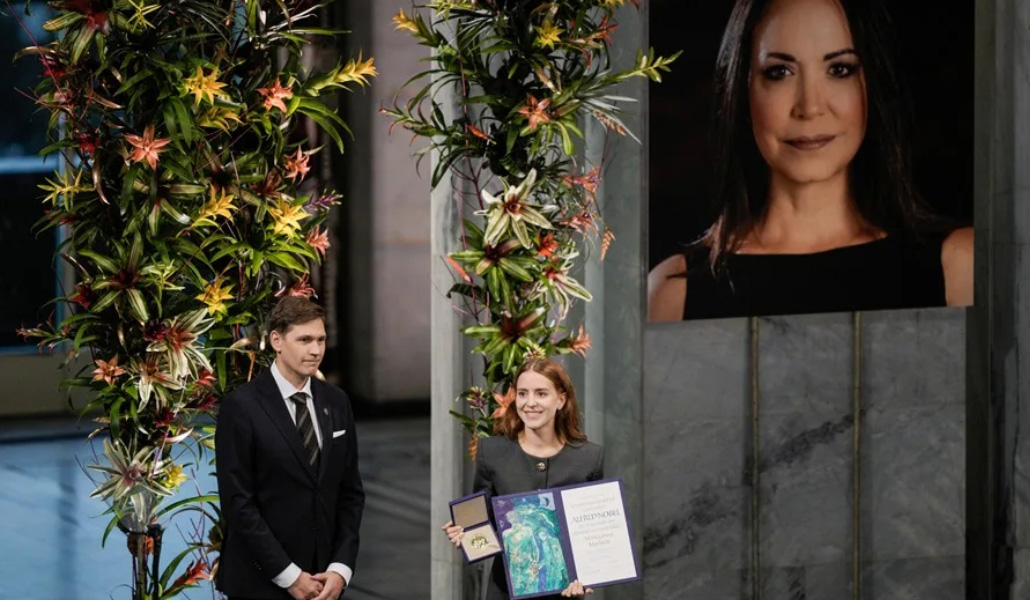 La hija de Maria Corina Machado posa con el Premio Nobel de la Paz que ha recogido en su nombre en Oslo.