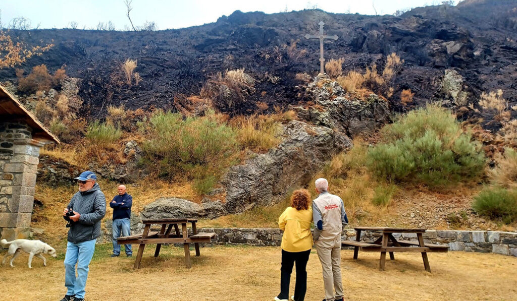 Bretón y la directora de Cáritas León en la zona afectada por el fuego.