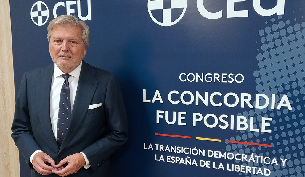 Méndez de Vigo antes de su participación en el congreso del CEU dedicado a la Transición.