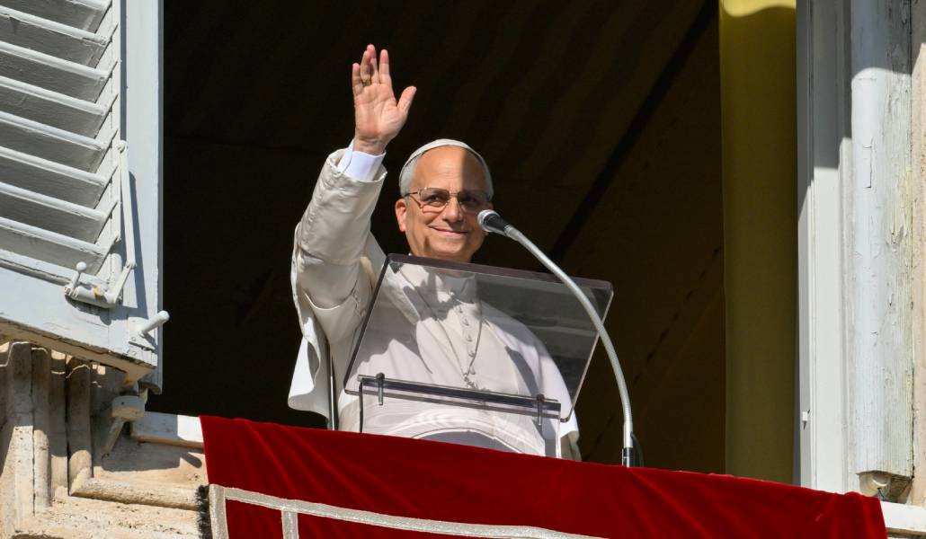 León XIV saluda desde la ventana del Palacio Apostólico en el día de la Inmaculada Concepción. Foto: CNS / Vatican Media.