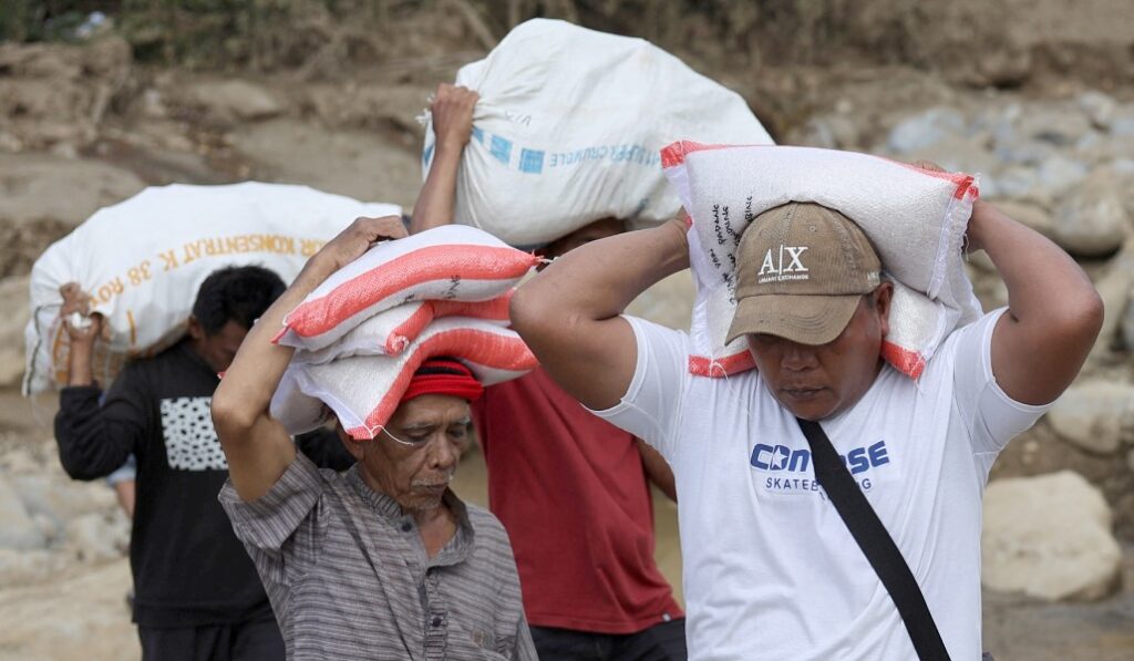 Ayuda humanitaria en Palembayan (Sumatra, Indonesia). Foto: CNS / Reuters.