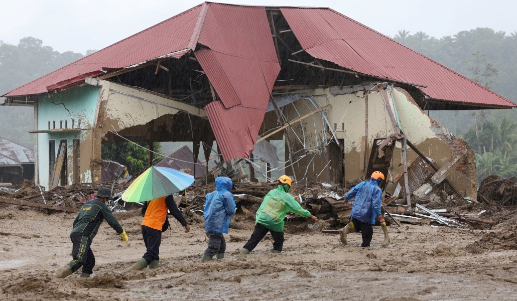 Miembros de los servicios de rescate en Palembayan, Sumatra (Indonesia) tras las inundaciones en el sudeste asiático el 2 de diciembre. Foto: CNS / Reuters.