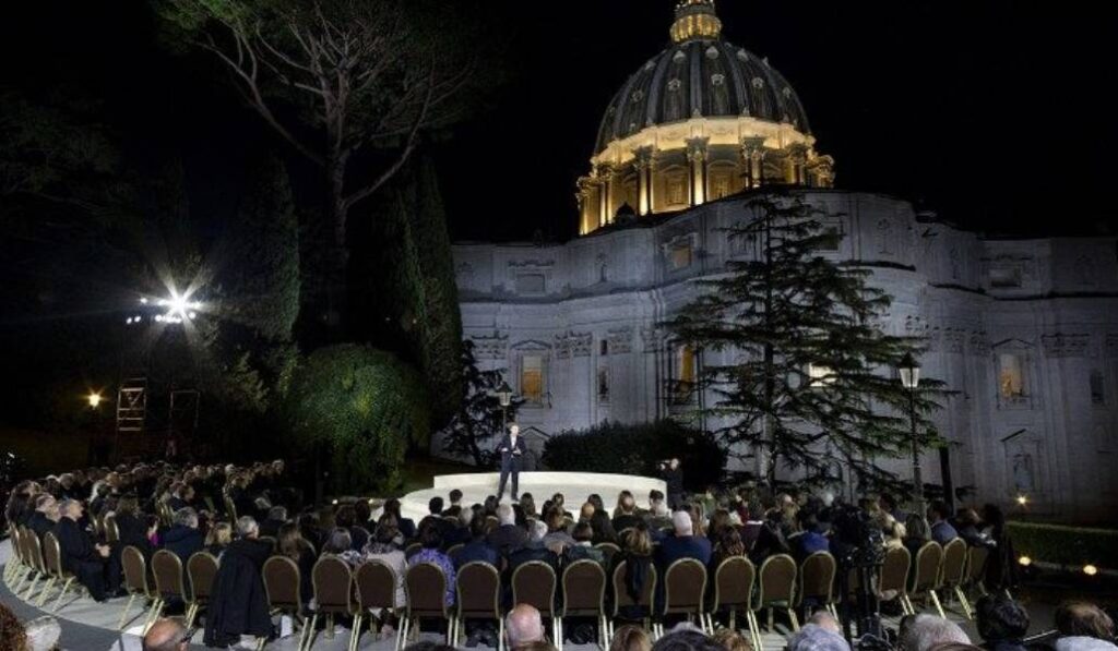 Benigni en los jardines vaticanos durante la grabación del monólogo. Foto: Vatican Media.
