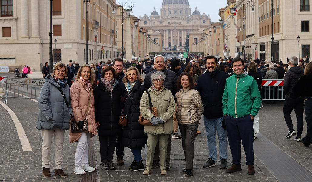 Pindado (de verde, a la derecha) junto a los compañeros de Comunión y Liberación que acudieron al Jubileo de los Presos.