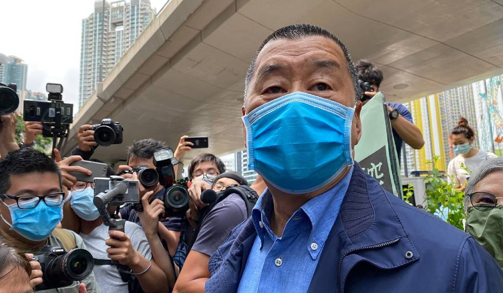 El activista Jimmy Lai a la salida de uno de sus juicios. Foto: Wikicommons.