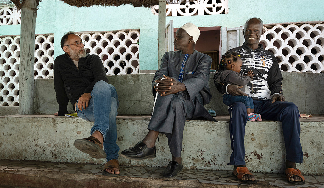 Naranjo durante una entrevista a una familia en Bargny, Senegal.