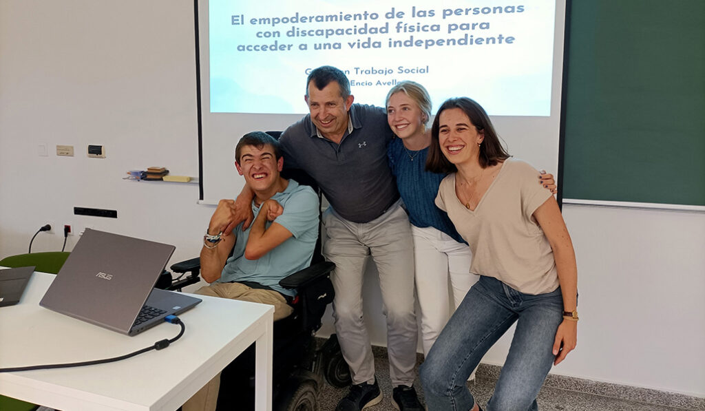 El día de la defensa de su trabajo de fin de grado, dedicado al empoderamiento de las personas con discapacidad para acceder a una vida independiente.