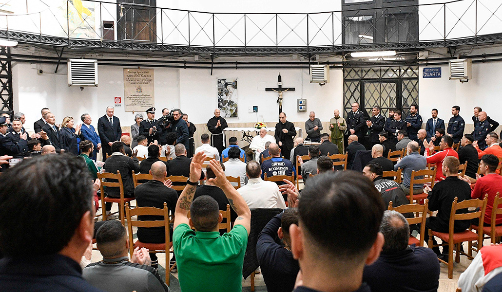 Los presos de Regina Coeli con el Papa Francisco durante su visita el Jueves Santo pasado.