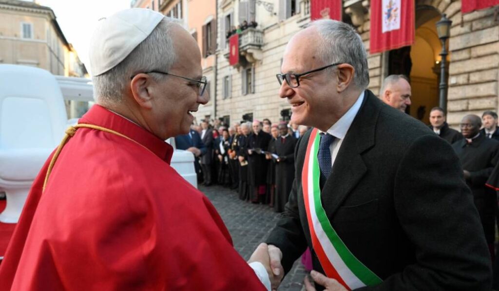 El alcalde de Roma ha recibido al Papa en la emblemática plaza de España. Foto: Vatican Media.